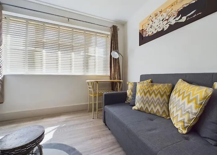 Fabulous Quiet Chelmsford Apartment - Free Parking