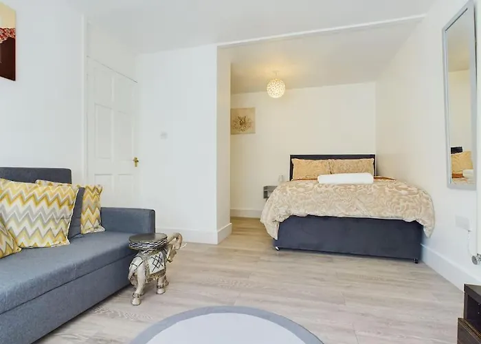Fabulous Quiet Chelmsford Apartment - Free Parking