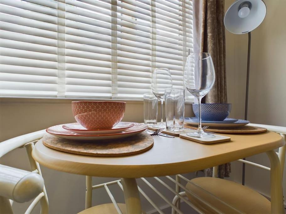 Fabulous Quiet - Free Parking Apartment